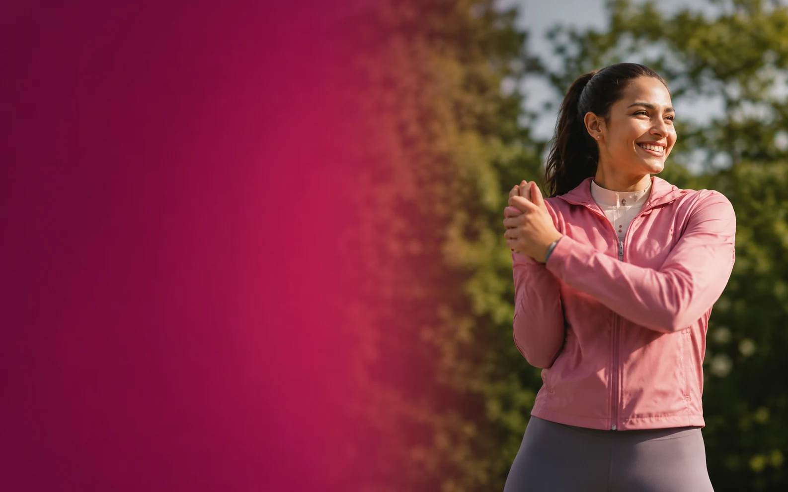 Mujer activa al aire libre practicando deporte